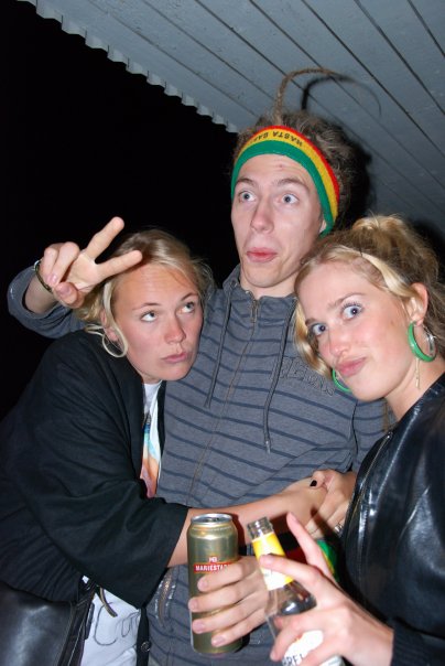 Blixtbild från en husfest, Linda med vänner